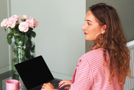 laptop roze blazer bloemen